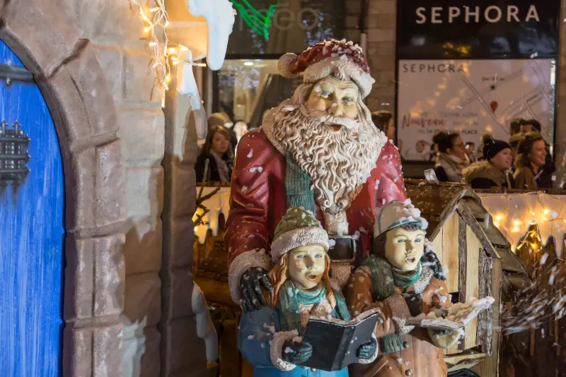 Ein Weihnachtsmann und zwei junge Sänger, Figuren der Weihnachtsdekoration im Zentrum von Lille
