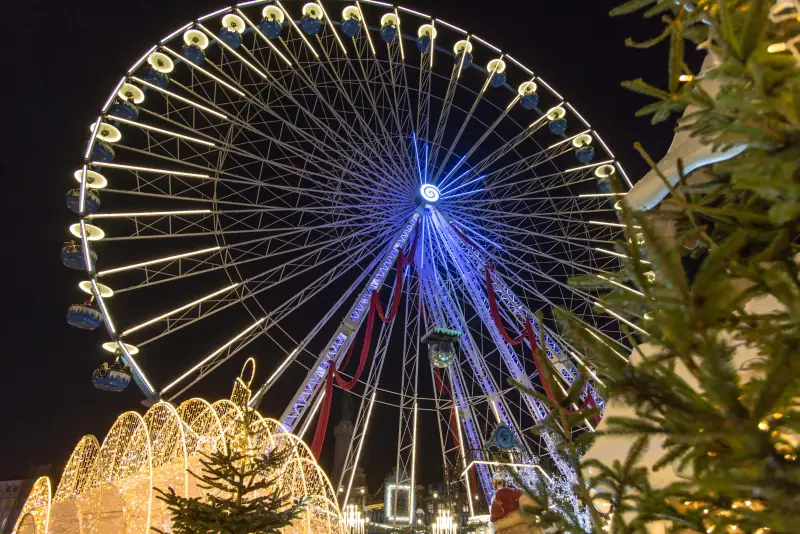 Das Riesenrad, die Leuchtkugel und eine Tanne, nachts auf der Grand'Place