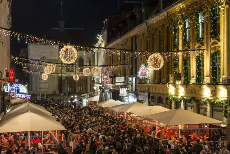 Eine beleuchtete Fußgängerstraße nahe der Grand'Place, Terrassen und Samstagabendpublikum