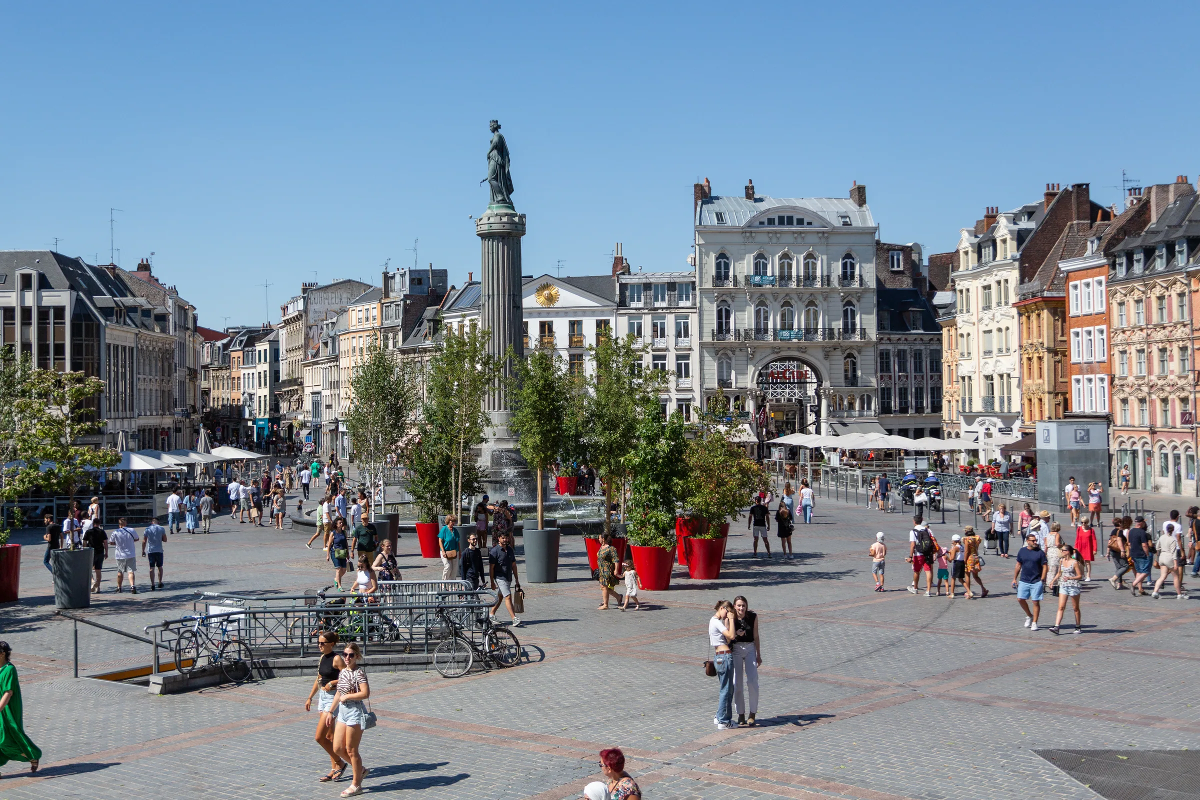 Lille, la Grand-Place et la statue de la Déesse au cœur du centre ancien