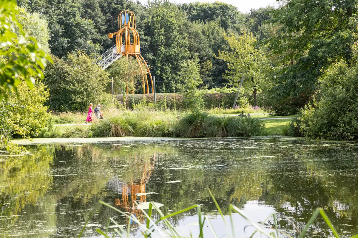 Le Parc Mosaïc dans la métropole lilloise, sa tour-belvédère reflétée dans l'étang du jardin